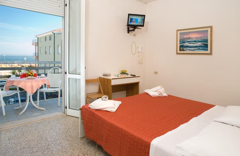 Hotel Ciondolo D'Oro Rimini Oda fotoğraf